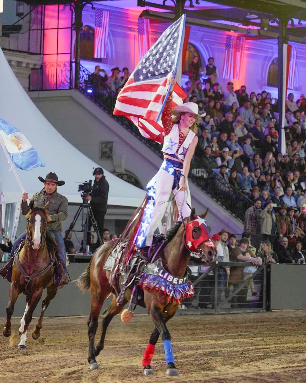 Jinete con la bandera de Estados Unidos en el Freedom 250 Rodeo, en La Rural de Buenos Aires