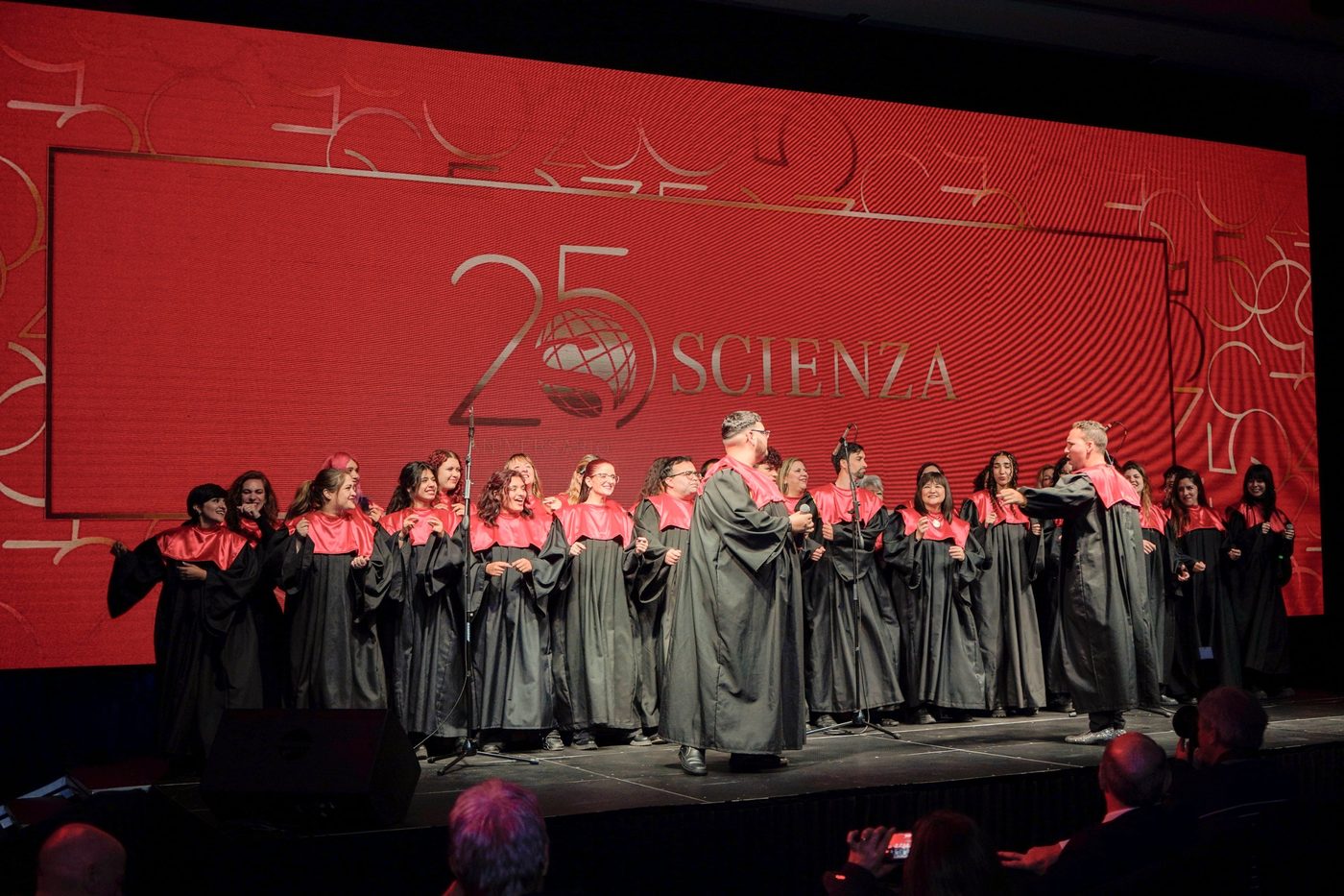 Coro en escena en el aniversario de 25 años de Scienza
