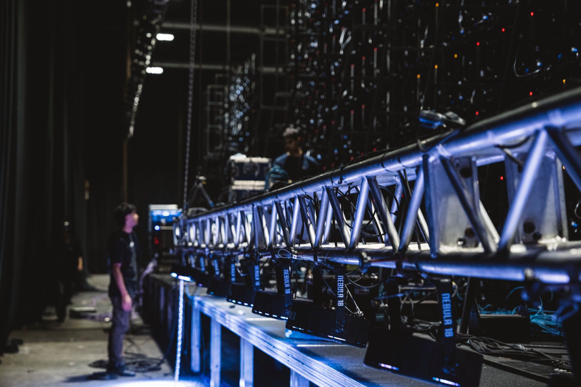 Truss de iluminación azul durante el armado de un evento