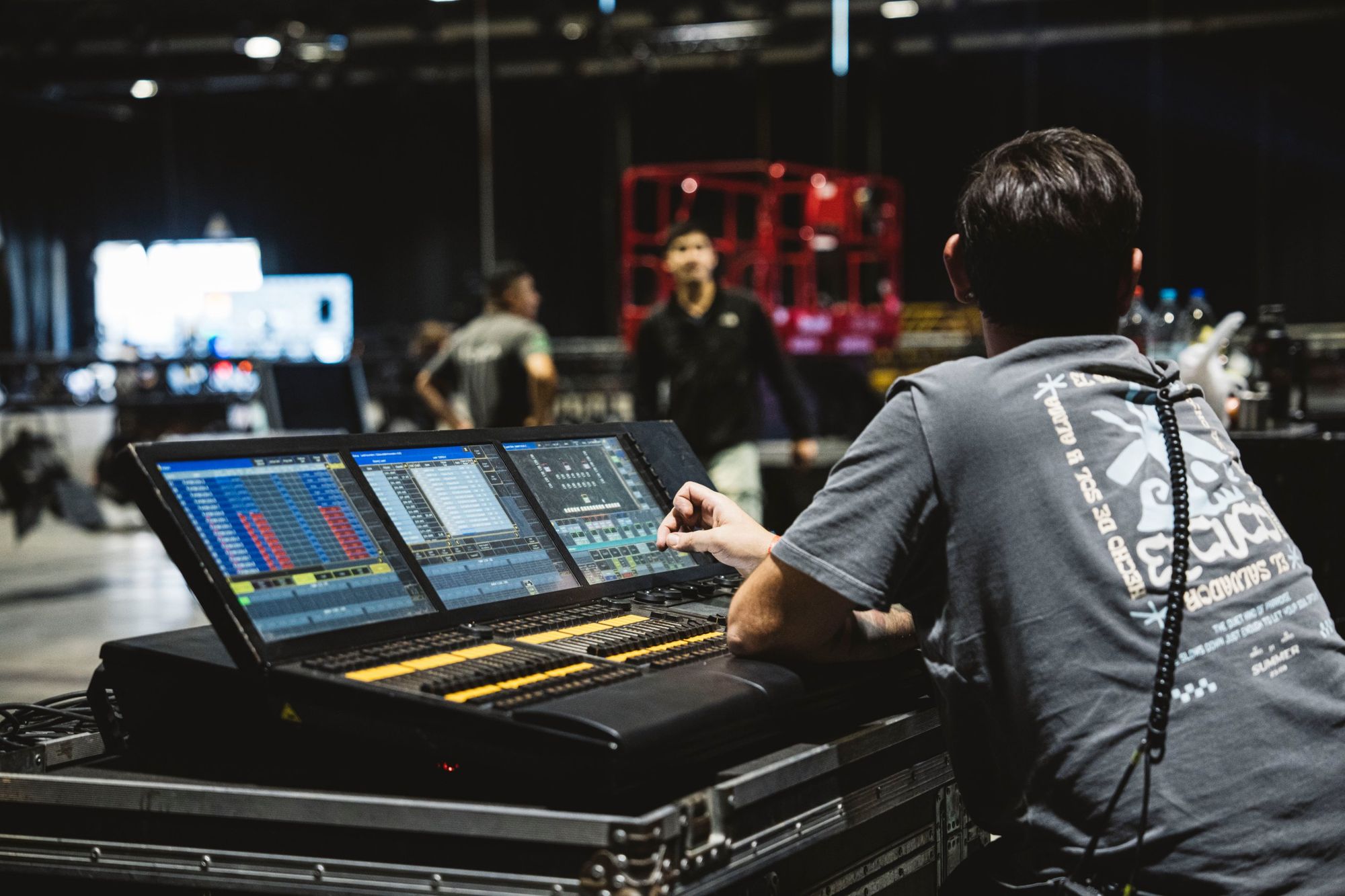 Operador de luces trabajando en la consola durante un armado