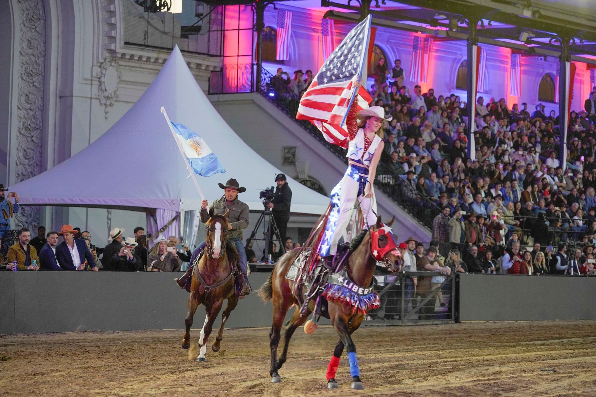 Jinetes con las banderas de Estados Unidos y Argentina en el Freedom 250 Rodeo, en La Rural